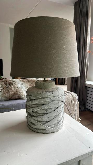 2 tafellampen te koop betonnen voet beschikbaar voor biedingen