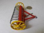 1955 Dinky Toys 324 FARM HAY RAKE. I.g.st., Ophalen of Verzenden, Zo goed als nieuw, Tractor of Landbouw, Dinky Toys