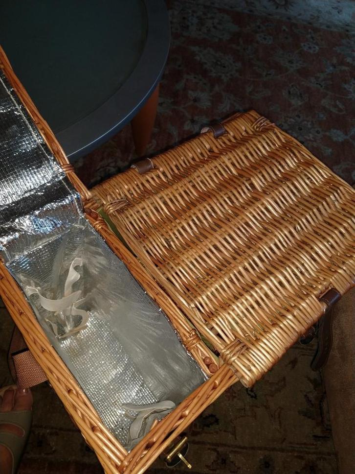 Grote rieten picnic mand met twee compartimenten, Hobby en Vrije tijd, Picknickmanden, Zo goed als nieuw, Ophalen