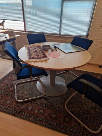 Tafel met 4 stoelen beschikbaar voor biedingen