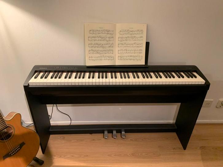 Roland FP30 Digitale Piano met Onderstel & Pedalen, Muziek en Instrumenten, Piano's, Zo goed als nieuw, Piano, Zwart, Digitaal
