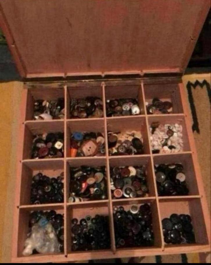 Oude Houten Kist met of zonder Knopen gevuld of bak Knopen, Hobby en Vrije tijd, Naaien en Fournituren, Gebruikt, Knoop of Knopen