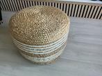 Poefje van rotan, hoogte 36 cm doorsnee zit 45 cm. € 30,00, Huis en Inrichting, Ophalen, Zo goed als nieuw, Rond, Minder dan 50 cm