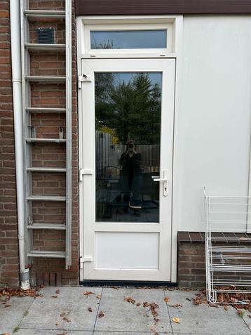 Kunststof Deur met Kozijn - Perfect voor uw woning! beschikbaar voor biedingen
