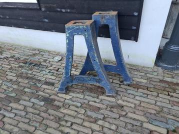 Oude gietijzeren machinepoten Hoog 76 cm Poot onder breed 68 beschikbaar voor biedingen