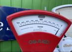 Rood emaille oude weegschaal, Ophalen