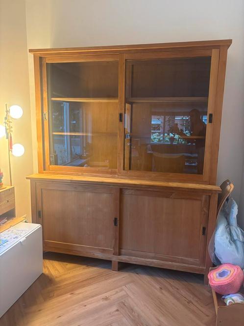Massief Houten Buffetkast vitrinekast met Glazen Deuren, Huis en Inrichting, Kasten | Vitrinekasten, Zo goed als nieuw, 150 tot 200 cm