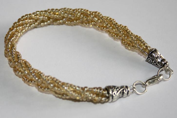 Gevlochten armband met amberkleurige rocailles, Sieraden, Tassen en Uiterlijk, Armbanden, Nieuw, Beige, Ophalen of Verzenden