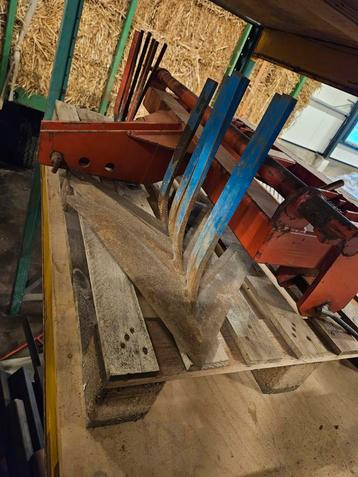 Landbouwmachines en tractoren beschikbaar voor biedingen