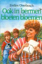 Ook in bermen bloeien bloemen - Evelien Overbosch {3073}, Boeken, Streekboeken en Streekromans, Gelezen, Ophalen of Verzenden