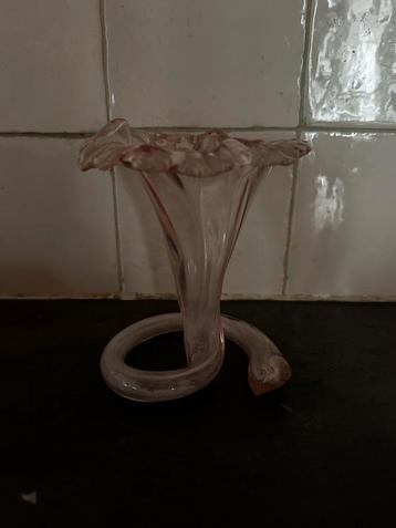 Vintage Glazen Vaasje in Bloemvorm – Handgeblazen (roze) beschikbaar voor biedingen