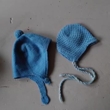 Vintage; oude gebreide baby/kinder mutsjes, blauw beschikbaar voor biedingen