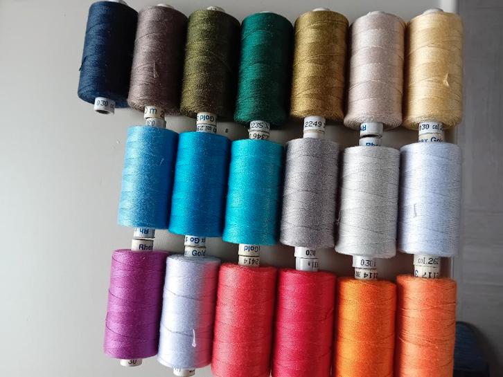 19 klossen van 300 mtr. Naaigaren- dikte 30, Hobby en Vrije tijd, Naaien en Fournituren, Nieuw, Garen of Naald(en), Ophalen of Verzenden