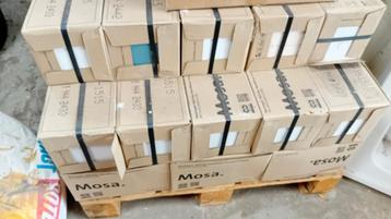 Hele pallet vol met tegels wit en klein beetje groen blauw  beschikbaar voor biedingen