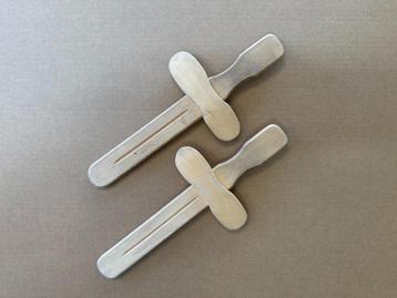 Speelgoed zwaardjes van hout, 2 stuks, klein (32x14cm) beschikbaar voor biedingen