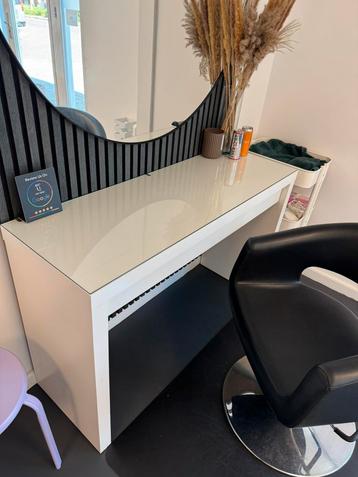Make up tafel beschikbaar voor biedingen
