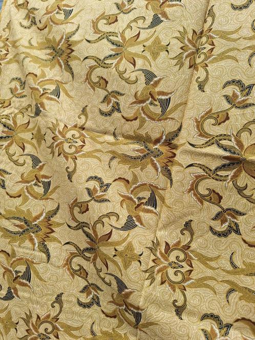 Batikstof stuk 1 – geel / goud met bloemenmotief – katoen, Hobby en Vrije tijd, Stoffen en Lappen, Nieuw, Katoen, 120 cm of meer