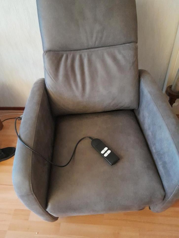Elektrische Sta-Op Stoel, Huis en Inrichting, Fauteuils, Gebruikt, Stof, 75 tot 100 cm, 75 tot 100 cm, Ophalen