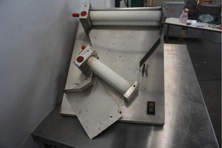 Pizzadeegroller deeguitrolmachine, Zakelijke goederen, Horeca | Keukenapparatuur, RVS Meubilair, Gebruikt, Ophalen