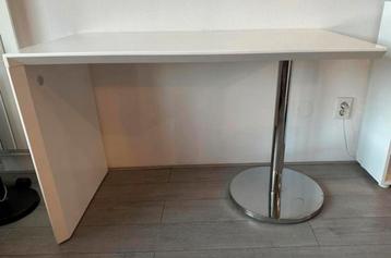 Bureau / tafel te koop beschikbaar voor biedingen