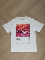 Stüssy Ocean Wave Graphic T-shirt | Maat S | Wit, Kleding | Heren, T-shirts, Wit, Stussy, Ophalen of Verzenden, Zo goed als nieuw