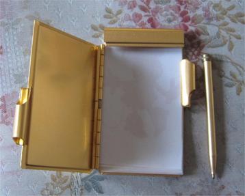 Klein notitieboekje (tasformaat) met pennetje beschikbaar voor biedingen