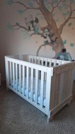 Ledikant en commode (massief hout), Kinderen en Baby's, Kinderkamer | Complete kinderkamers, Ophalen, Gebruikt, Jongetje of Meisje