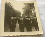 Militair bij een begrafenis echte foto 8x8 cm, Verzamelen, Foto's en Prenten, Ophalen of Verzenden, Voor 1940, Zo goed als nieuw