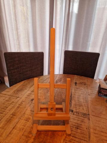 Kleine houten schildersezel beschikbaar voor biedingen