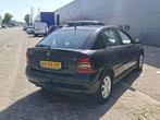 Opel Astra 1.6 8v Njoy 5Drs Airco Distr. vv Nw APK, Voorwielaandrijving, Gebruikt, 4 cilinders, Zwart