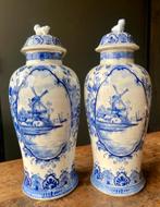 Twee Delfts blauwe vazen. 32 cm hoog, Antiek en Kunst, Antiek | Vazen, Ophalen of Verzenden