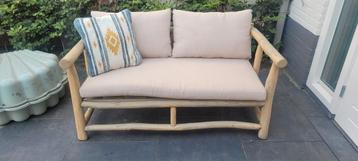 Stevige houten tuinbank met kussens – 135 x 80 x 60 cm beschikbaar voor biedingen