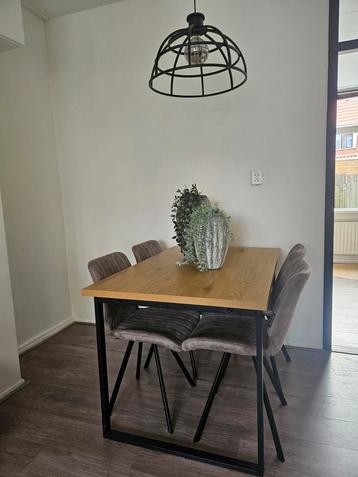Eethoek - Tafel met 4 Stoelen (ook los te koop) beschikbaar voor biedingen
