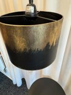 Staande lamp met tafeltje en metalen kap 160cm hoog 50,-, Ophalen, Nieuw, 150 tot 200 cm