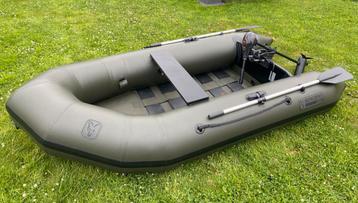 Rubberboot karperboot FOX EOS 300 met elektromotor dinghy beschikbaar voor biedingen