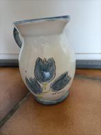 Kannetje met oor. Crème kleurig met blauwe bloemen/ tulpen., Ophalen of Verzenden, Keramiek, Overige stijlen, Overige typen