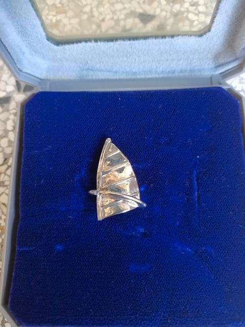Broche  surfen / surfzeil / sport., Sieraden, Tassen en Uiterlijk, Broches, Zo goed als nieuw, Overige materialen, Ophalen of Verzenden