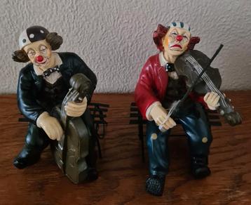 Clowns met instrument op een bankje. 2 stuks. Puntgaaf! beschikbaar voor biedingen