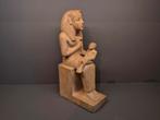 Handgestoken beeld. Borstvoeding gevende Isis, Antiek en Kunst, Ophalen of Verzenden
