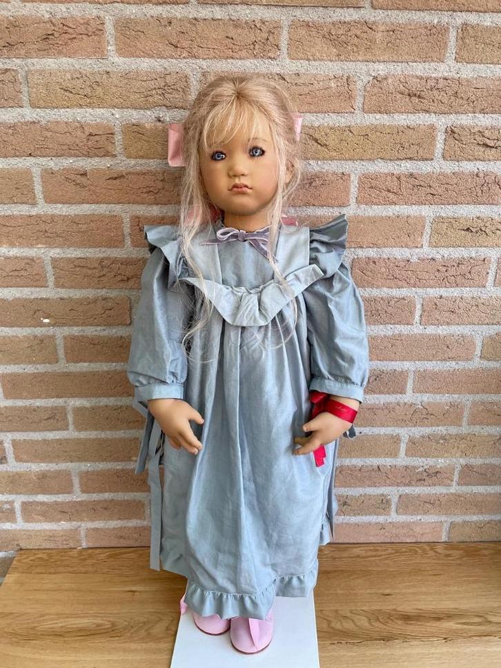 Annette Himstedt Skille uit 2000 club pop 75cm, Verzamelen, Poppen, Zo goed als nieuw, Pop, Ophalen of Verzenden