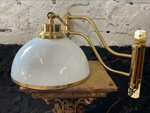 Vintage messing wandlamp zwenkarm opalune kap Regency, Huis en Inrichting, Lampen | Wandlampen, Gebruikt, Glas, Metaal, Overige materialen