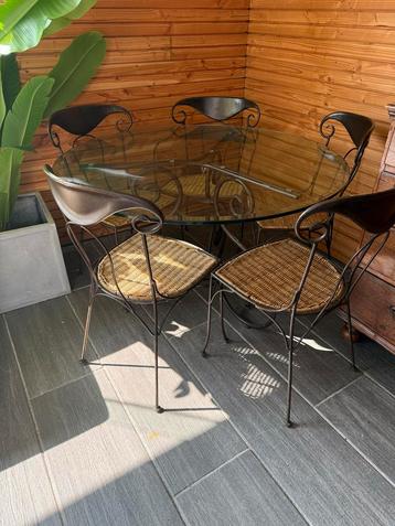 Frans Tuinstel met rotan zit op stoelen beschikbaar voor biedingen