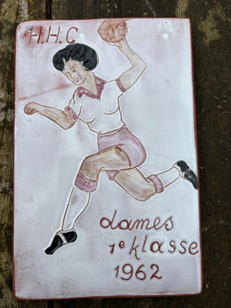 Vintage aardewerk tegel hhc dames handbal, Verzenden