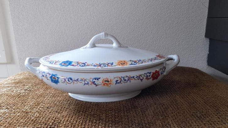 Tsjechische Dekschaal met bloemenmotief, Huis en Inrichting, Keuken | Servies, Gebruikt, Schaal of Schalen, Overige stijlen, Porselein