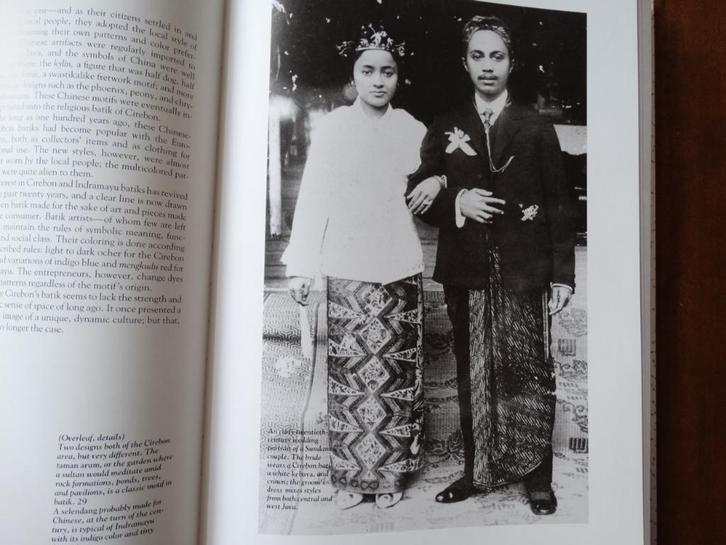 Batik, fabled cloth of Java - Inger McCabe Elliott gebonden, Boeken, Kunst en Cultuur | Beeldend, Gelezen, Ophalen of Verzenden