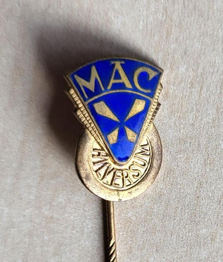 MAC Motor Club Hilversum emaille speldje, Verzamelen, Speldjes, Pins en Buttons, Gebruikt, Speldje of Pin, Overige onderwerpen