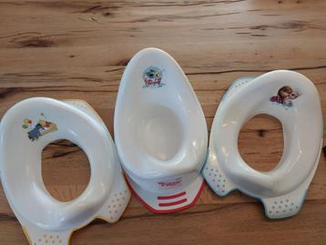 Twee toiletbrilverkleiners en een potje beschikbaar voor biedingen