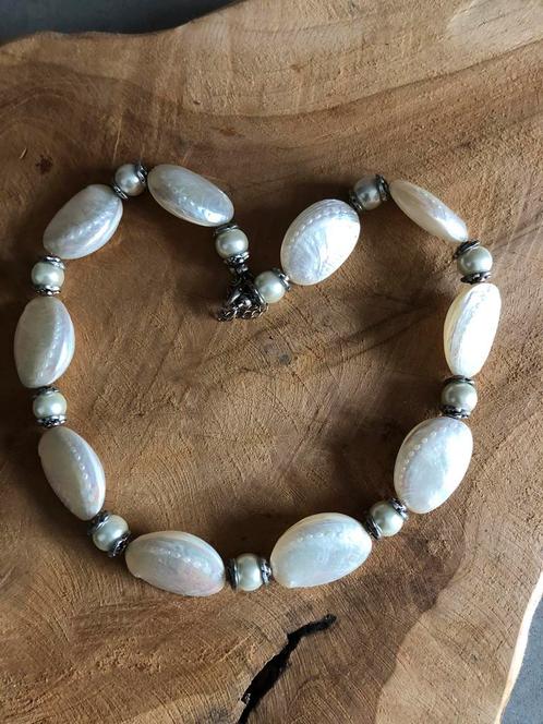 Nieuw! Ivoorkleurige schelpen/ parelketting, Sieraden, Tassen en Uiterlijk, Kettingen, Nieuw, Overige kleuren, Verstelbaar, Ophalen of Verzenden