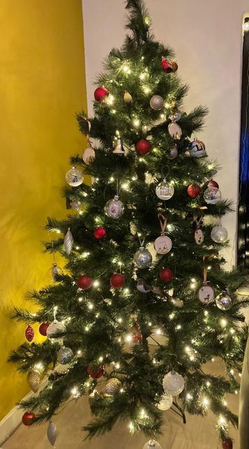 Kunstkerstboom met LED verlichting beschikbaar voor biedingen