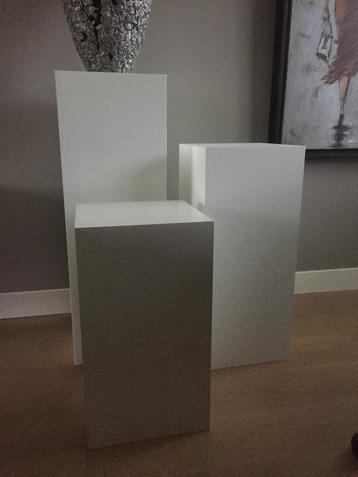 Zuilen - pilaren - sokkels beschikbaar voor biedingen